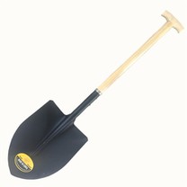 Obojite okruglu lopatu drvenom ručkom